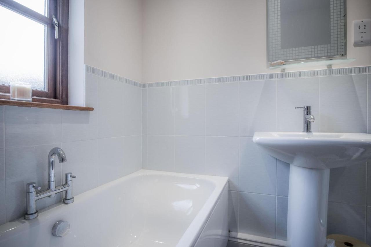 Llais Afon - 3 Bedroom Holiday Home - Фишгард Екстериор снимка