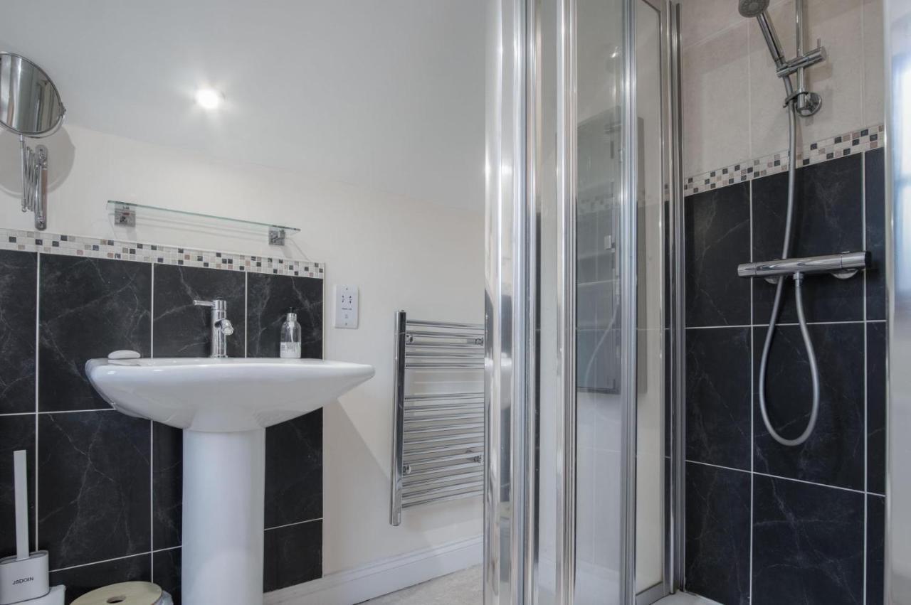 Llais Afon - 3 Bedroom Holiday Home - Фишгард Екстериор снимка